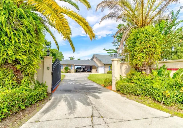 Photo 4 of Single family home for sale at 3060 Tohopekaliga Dr, Saint Cloud, FL 34772 | MLS# O6444473 | Listing updated on 2026-10-08