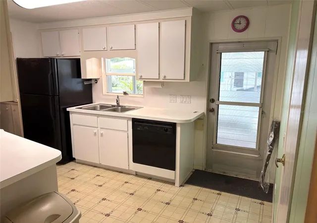 Photo 3 of Manufactured home for sale at 5536 Denmark Dr, Bradenton, FL 34207 | MLS# A4707270 | Listing updated on 2026-09-25