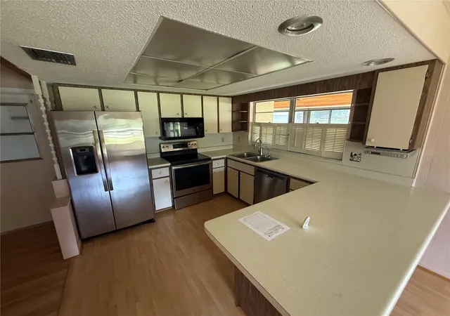 Photo 3 of Sale Pending at 2906 Oak Crst Dr, Plant City, FL 33565 | MLS# TB8551812 | Listing updated on 2026-10-09