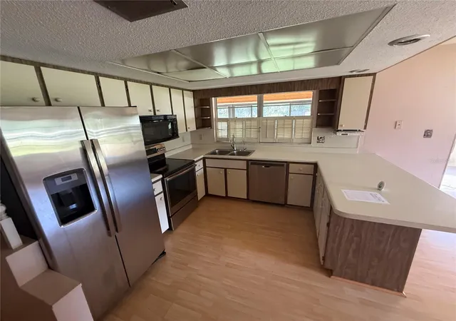 Photo 4 of Sale Pending at 2906 Oak Crst Dr, Plant City, FL 33565 | MLS# TB8551812 | Listing updated on 2026-10-09