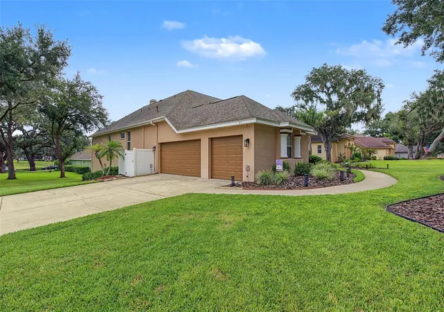 Photo 4 of Single family home for sale at 5109 Sylvan Oaks Dr, Valrico, FL 33596 | MLS# TB8551838 | Listing updated on 2026-10-05