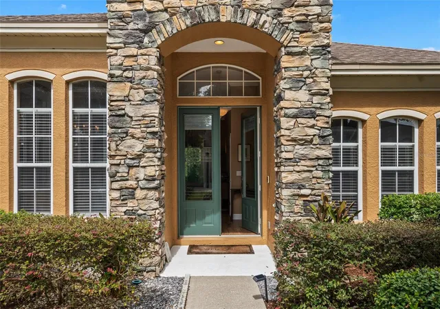 Photo 3 of Single family home for sale at 2712 Aloma Oaks Dr, Oviedo, FL 32765 | MLS# O6444517 | Listing updated on 2026-10-08