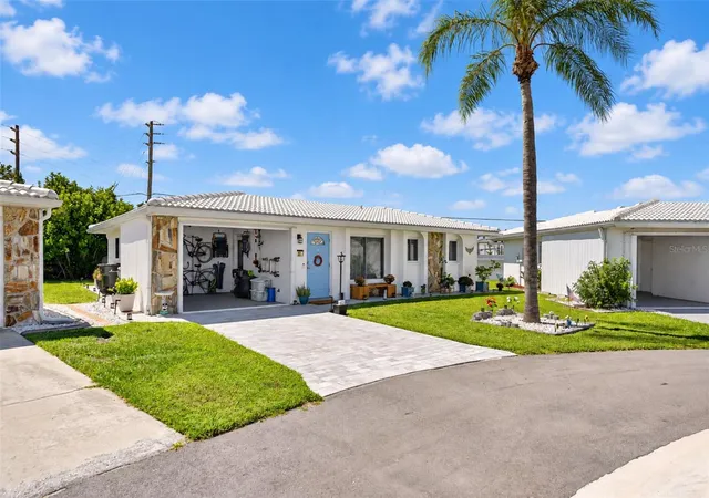 Photo 2 of House for sale at 82 Circlewood Dr #A3-4, Venice, FL 34293 | MLS# N6145908 | Listing updated on 2026-09-30