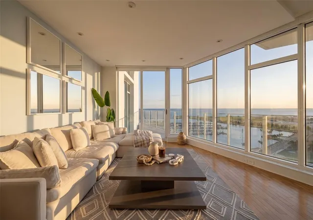 Photo 3 of Condo for sale at 175 1st Street S #2107, Saint Petersburg, FL 33701 | MLS# A4707296 | Listing updated on 2026-10-09