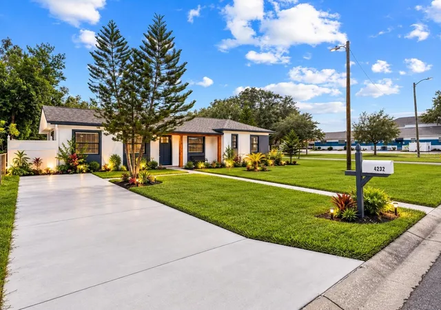 Photo 3 of Single family home for sale at 4232 W Bay View Ave, Tampa, FL 33611 | MLS# TB8551883 | Listing updated on 2026-10-20