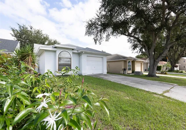 Photo 3 of Single family home for sale at 651 Lake Dexter Cir, Winter Haven, FL 33884 | MLS# P4939989 | Listing updated on 2026-10-02
