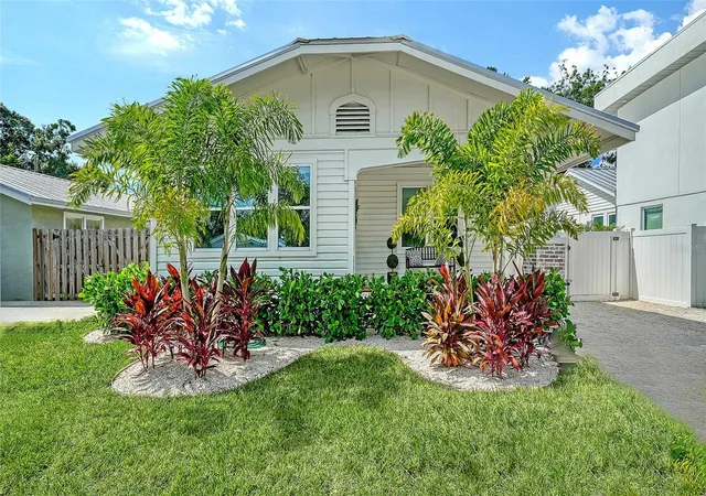 Single family home for sale at 2546 Loma Linda St, SARASOTA, FL 34239 | MLS# A4707307
