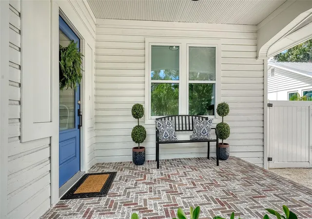 Photo 2 of Single family home for sale at 2546 Loma Linda St, Sarasota, FL 34239 | MLS# A4707307 | Listing updated on 2026-10-07
