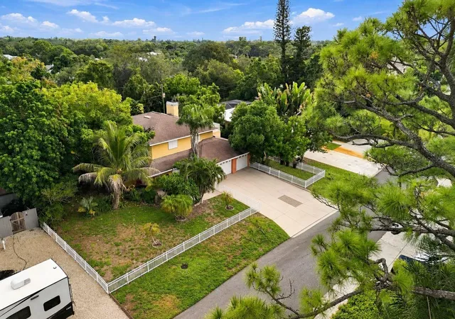 Photo 2 of Single family home for sale at 2429 Whippoorwill Cir, Sarasota, FL 34231 | MLS# A4707309 | Listing updated on 2026-10-03