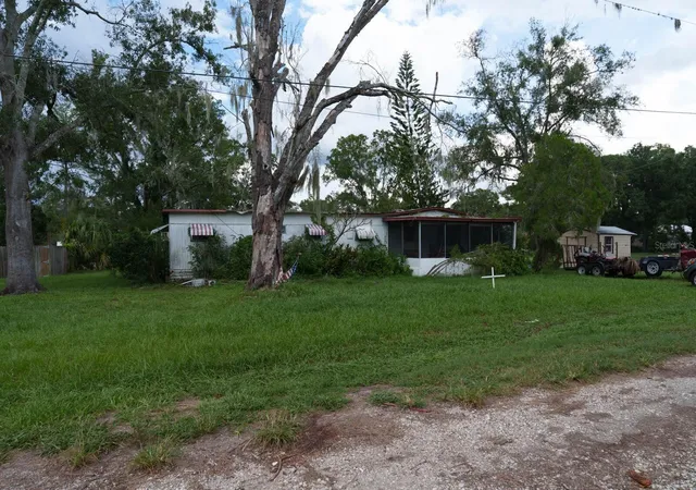 Photo 2 of Sale Pending at 1005 Grandaddy, Lutz, FL 33548 | MLS# O6444562 | Listing updated on 2026-10-01