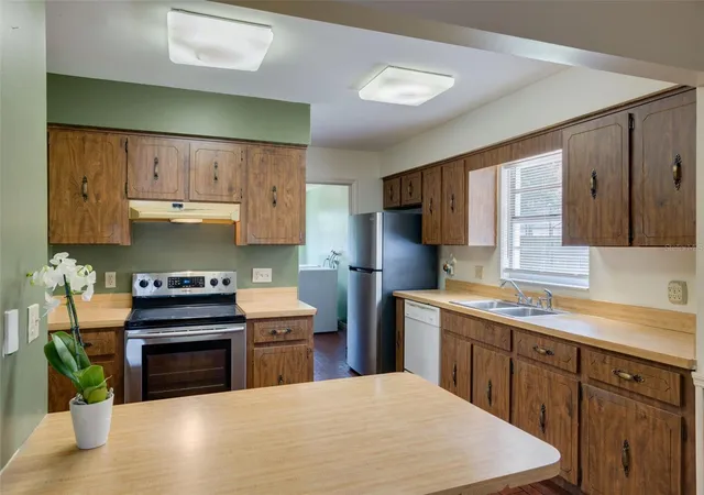 Photo 3 of Single family home for sale at 5164 Jennifer Pl, Orlando, FL 32807 | MLS# A4707324 | Listing updated on 2026-10-18