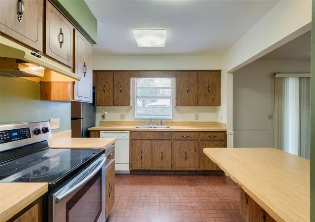 Photo 4 of Single family home for sale at 5164 Jennifer Pl, Orlando, FL 32807 | MLS# A4707324 | Listing updated on 2026-10-18