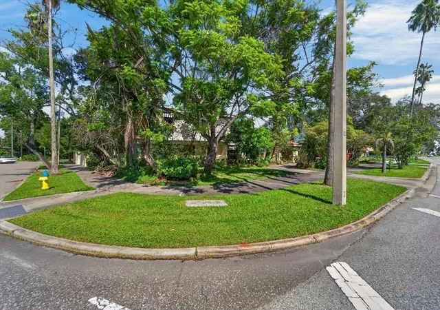 Photo 4 of Single family home for sale at 114 W Davis Blvd, Tampa, FL 33606 | MLS# TB8551950 | Listing updated on 2026-09-29