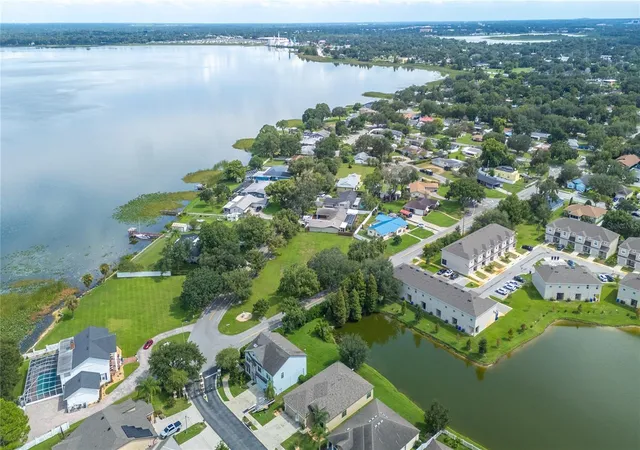 Photo 1 of Sale Pending at 1307 Edgewater Beach Dr, Lakeland, FL 33805 | MLS# L4965332 | Listing updated on 2026-10-01
