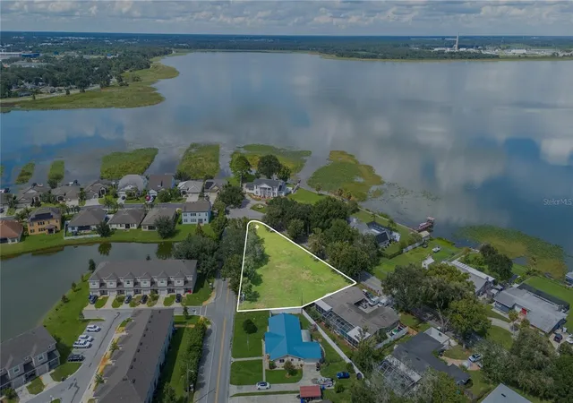 Photo 2 of Sale Pending at 1307 Edgewater Beach Dr, Lakeland, FL 33805 | MLS# L4965332 | Listing updated on 2026-10-01