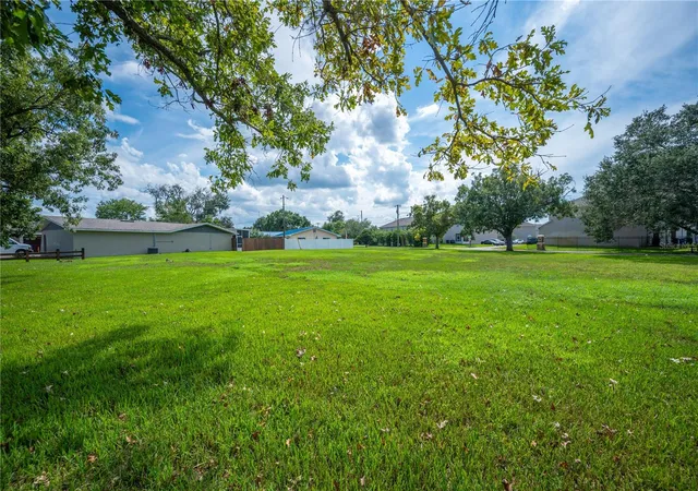 Photo 3 of Sale Pending at 1307 Edgewater Beach Dr, Lakeland, FL 33805 | MLS# L4965332 | Listing updated on 2026-10-01