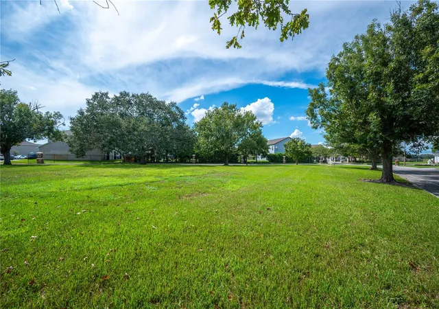 Photo 4 of Sale Pending at 1307 Edgewater Beach Dr, Lakeland, FL 33805 | MLS# L4965332 | Listing updated on 2026-10-01