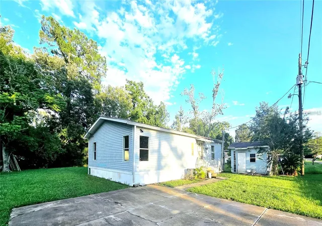Photo 2 of Manufactured home for sale at 208 Pine Tree Trl, Crescent City, FL 32112 | MLS# V4951496 | Listing updated on 2026-09-25