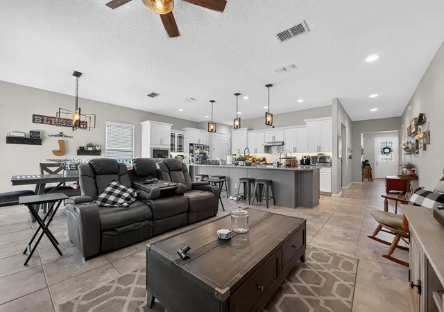 Photo 4 of Single family home for sale at 776 Grand Hilltop Dr, Apopka, FL 32703 | MLS# O6444643 | Listing updated on 2026-10-06