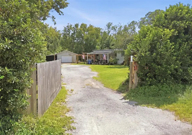 Photo 3 of Manufactured home for sale at 498 King Charles Cir, Deland, FL 32724 | MLS# V4951502 | Listing updated on 2026-09-25