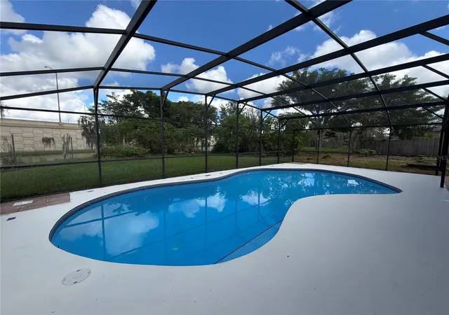 Photo 4 of Single family home for sale at 9805 Heaton Ct, Orlando, FL 32817 | MLS# O6444680 | Listing updated on 2026-09-25