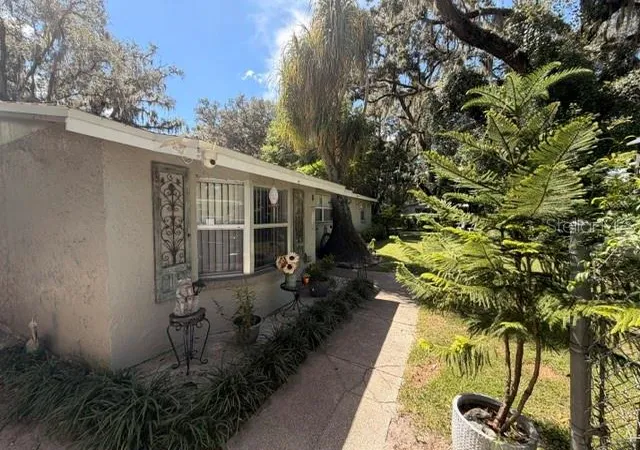 Photo 3 of Single family home for sale at 11615 Grovewood Ave, Thonotosassa, FL 33592 | MLS# TB8552058 | Listing updated on 2026-09-30