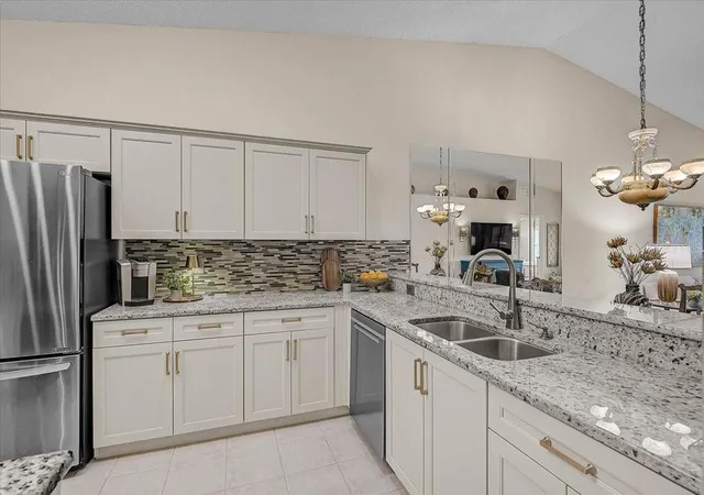 Photo 4 of House for sale at 4238 Caddie Dr E, Bradenton, FL 34203 | MLS# A4707383 | Listing updated on 2026-10-07