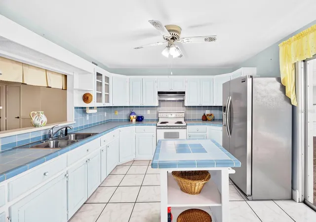 Photo 3 of Single family home for sale at 521 S Larry Cir, Brandon, FL 33511 | MLS# TB8552085 | Listing updated on 2026-10-13