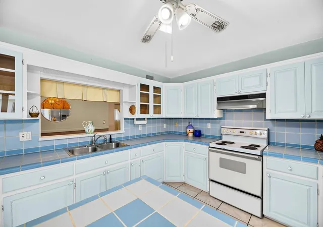 Photo 3 of Single family home for sale at 521 S Larry Cir, Brandon, FL 33511 | MLS# TB8552085 | Listing updated on 2026-10-20