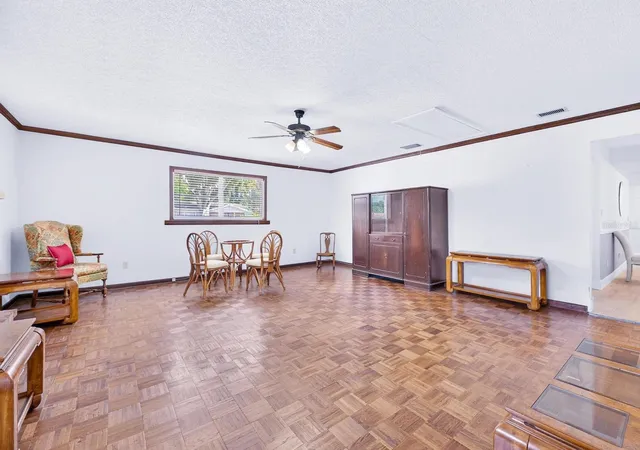 Photo 4 of Single family home for sale at 521 S Larry Cir, Brandon, FL 33511 | MLS# TB8552085 | Listing updated on 2026-10-20
