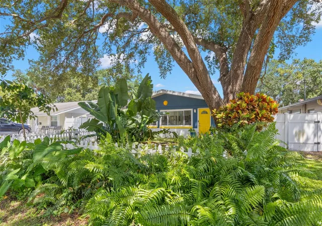 Photo 1 of Single family home for sale at 613 Cedarwood St N, Saint Petersburg, FL 33703 | MLS# TB8552109 | Listing updated on 2026-09-28