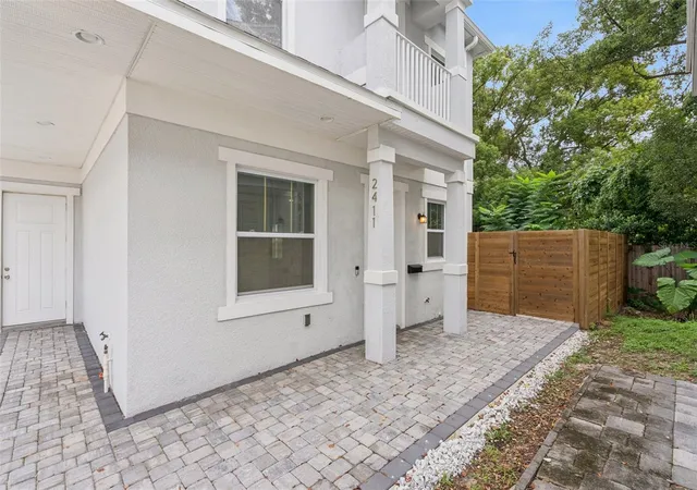 Photo 2 of Townhouse for sale at 2411 Amherst Ave, Orlando, FL 32804 | MLS# O6444769 | Listing updated on 2026-10-08