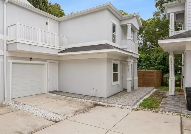 Photo 3 of Townhouse for sale at 2411 Amherst Ave, Orlando, FL 32804 | MLS# O6444769 | Listing updated on 2026-10-08