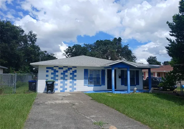 Photo 1 of Single family home for sale at 15 W 16th Street, Apopka, FL 32703 | MLS# W7889830 | Listing updated on 2026-10-02
