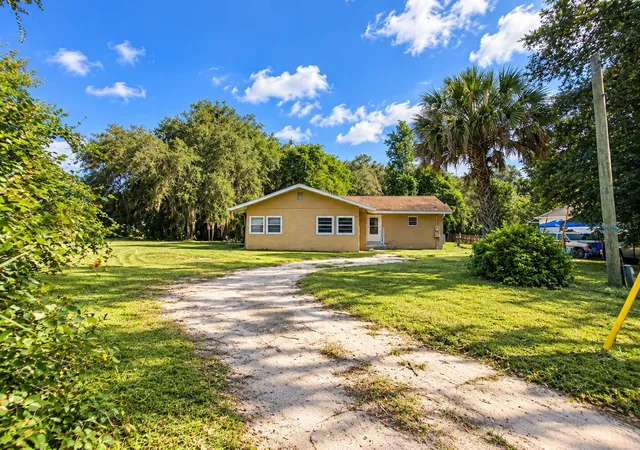 Single family home for sale at 15120 NE 35th Avenue Rd, CITRA, FL 32113 | MLS# OM732881