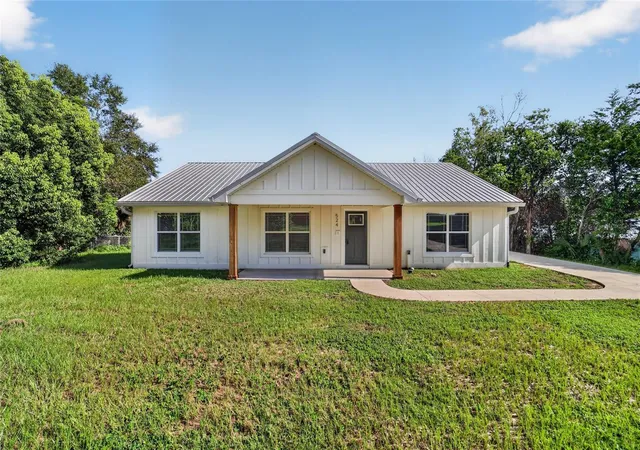 Single family home for sale at 524 NW 1st Avenue, Williston, FL 32696 | MLS# OM732884 | Listing updated on 2026-09-26