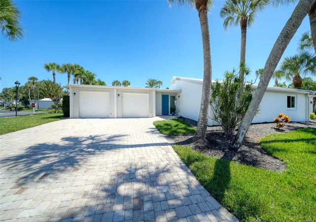 Photo 4 of House for sale at 120 Whispering Sands Dr #V20, Sarasota, FL 34242 | MLS# A4707425 | Listing updated on 2026-10-29