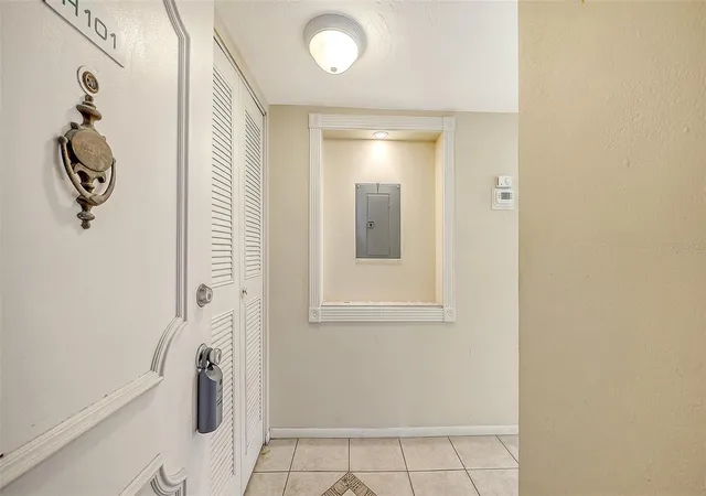 Listing Photo 4 - Condo for sale in building located at 4380 Exeter Dr, Longboat Key, FL 34228 - Unit #101