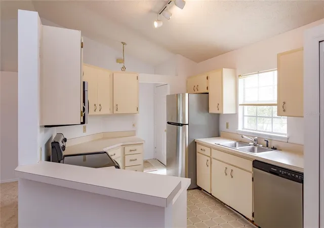 Listing Photo 4 - Condo for sale in building located at 736 Olympic Cir, OCOEE, FL 34761 - Unit #B1