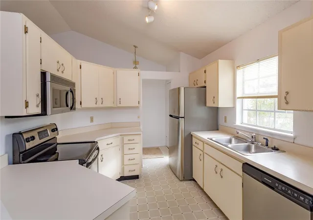 Listing Photo 5 - Condo for sale in building located at 736 Olympic Cir, OCOEE, FL 34761 - Unit #B1