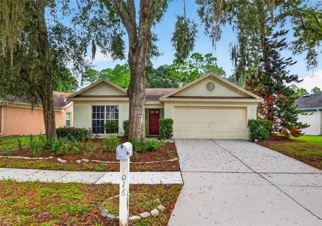 Photo 1 of Single family home for sale at 1016 Hardwood Dr, Valrico, FL 33596 | MLS# TB8552196 | Listing updated on 2026-10-07