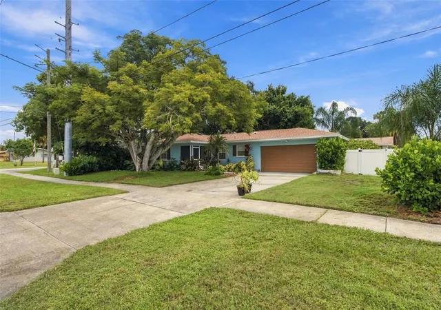 Photo 2 of Single family home for sale at 1711 N Highland Ave, Clearwater, FL 33755 | MLS# TB8552199 | Listing updated on 2026-10-20