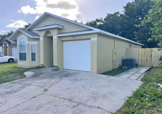 Photo 2 of Single family home for sale at 464 Spreading Oak Cir, Apopka, FL 32712 | MLS# O6444854 | Listing updated on 2026-10-28