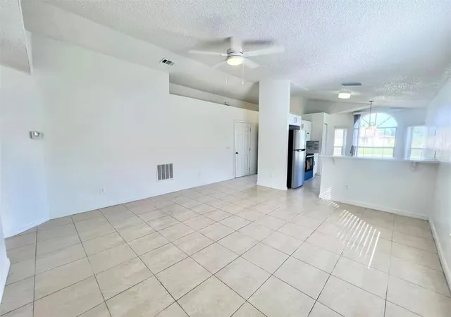 Photo 3 of Single family home for sale at 464 Spreading Oak Cir, Apopka, FL 32712 | MLS# O6444854 | Listing updated on 2026-10-28