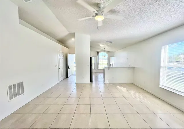 Photo 4 of Single family home for sale at 464 Spreading Oak Cir, Apopka, FL 32712 | MLS# O6444854 | Listing updated on 2026-10-28