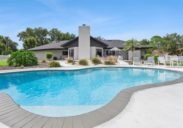 Photo 2 of Single family home for sale at 37 Lake Eloise Ln, Winter Haven, FL 33884 | MLS# P4940000 | Listing updated on 2026-10-02