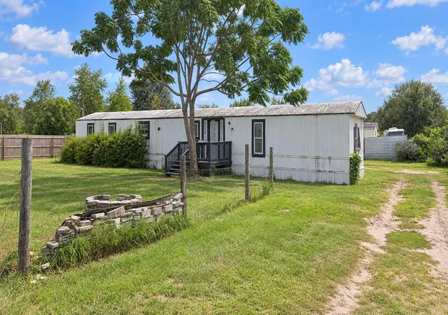 Photo 3 of Manufactured home for sale at 2350 Se 170th Lane, Summerfield, FL 34491 | MLS# OM732902 | Listing updated on 2026-09-26
