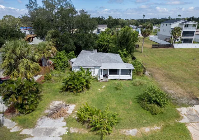 Photo 3 of Sale Pending at 825 60th Avenue Ne, Saint Petersburg, FL 33703 | MLS# TB8552262 | Listing updated on 2026-10-10