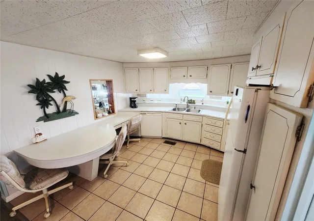 Photo 4 of Manufactured home for sale at 603 Cyprus Ct, Bradenton, FL 34207 | MLS# A4707461 | Listing updated on 2026-10-06