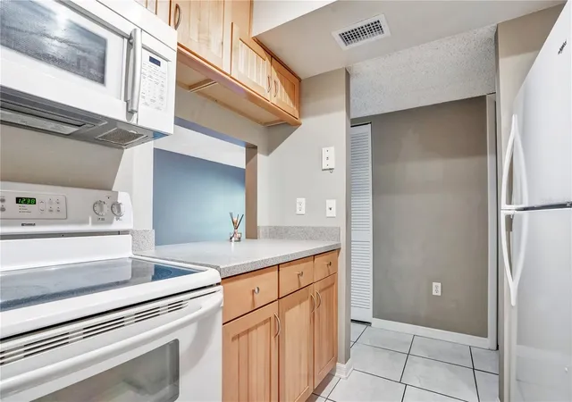 Listing Photo 5 - Condo for sale in building located at 3278 S Semoran Blvd, ORLANDO, FL 32822 - Unit #12